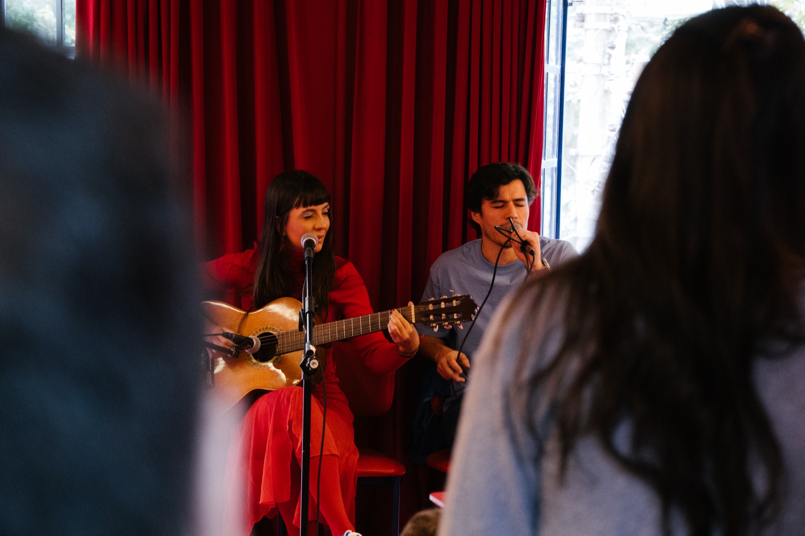Dora and Luís at their first show — voice and guitar, at Sina Café
